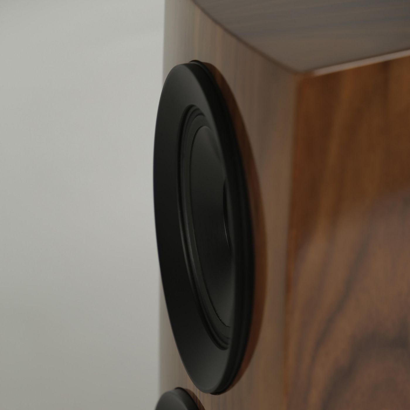 Полочная акустика ELAC Concentro S 503 Walnut High Gloss