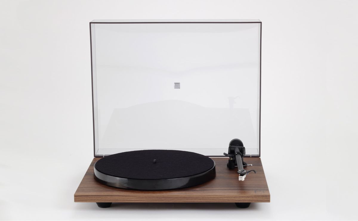 Виниловый проигрыватель Rega Planar 1 Walnut (Carbon)