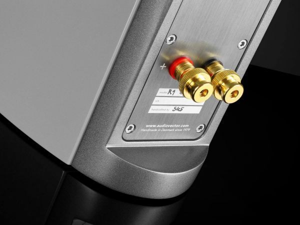 Полочная акустика Audiovector R1 Signature White Silk