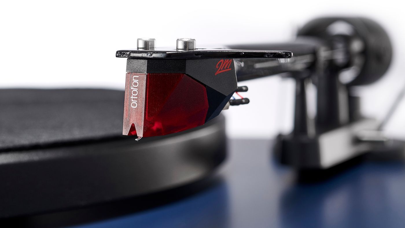 Проигрыватель винила Pro-Ject Debut Carbon EVO 2M-Red High Gloss White