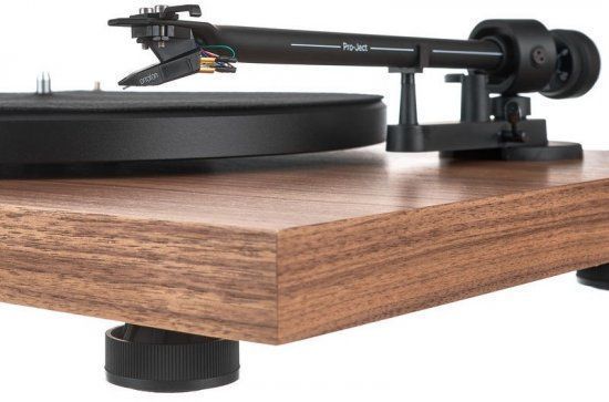 Проигрыватель винила Pro-Ject Debut III OM5e Wood