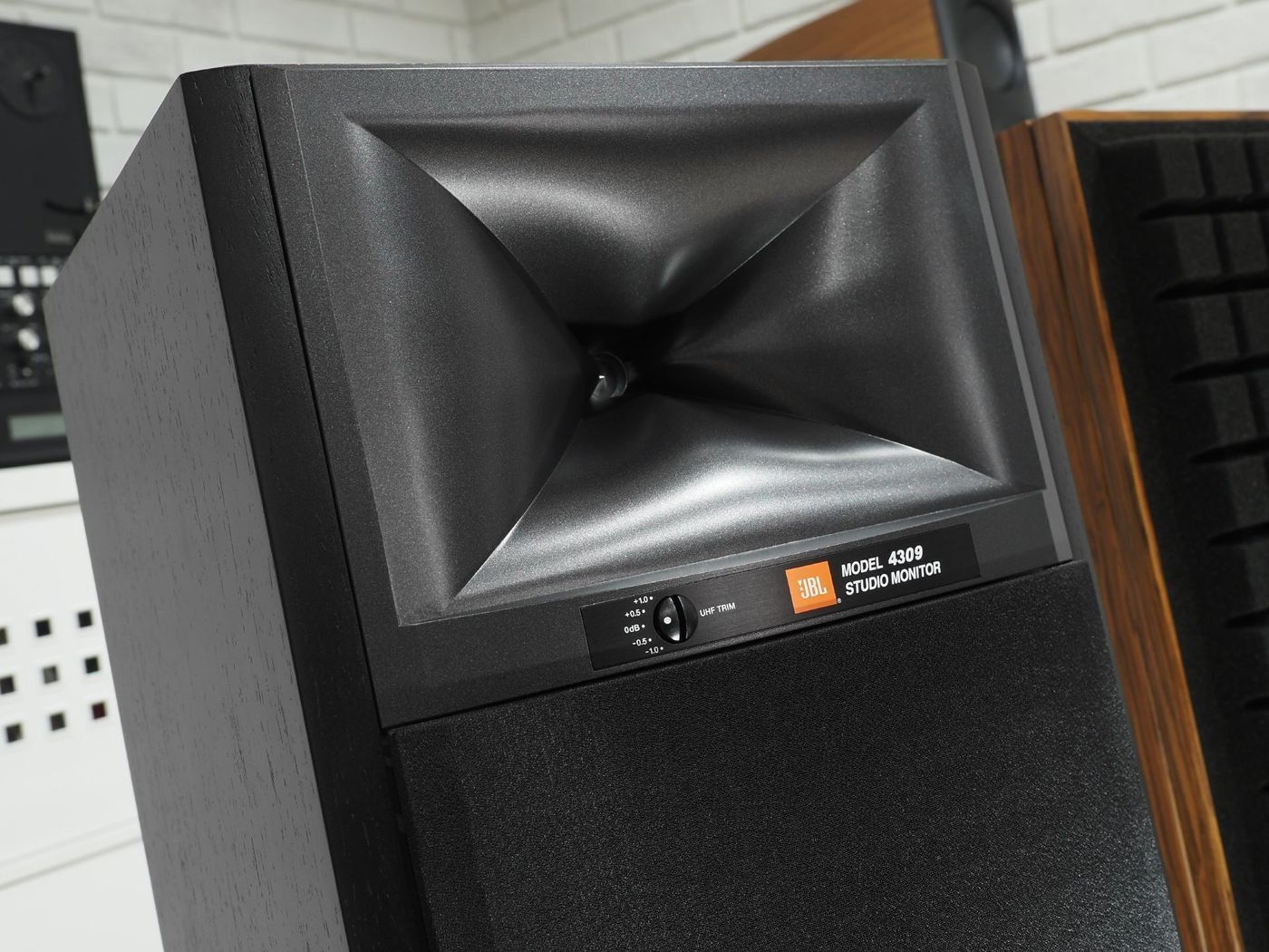 Монітори студії JBL 4309 Satin Walnut