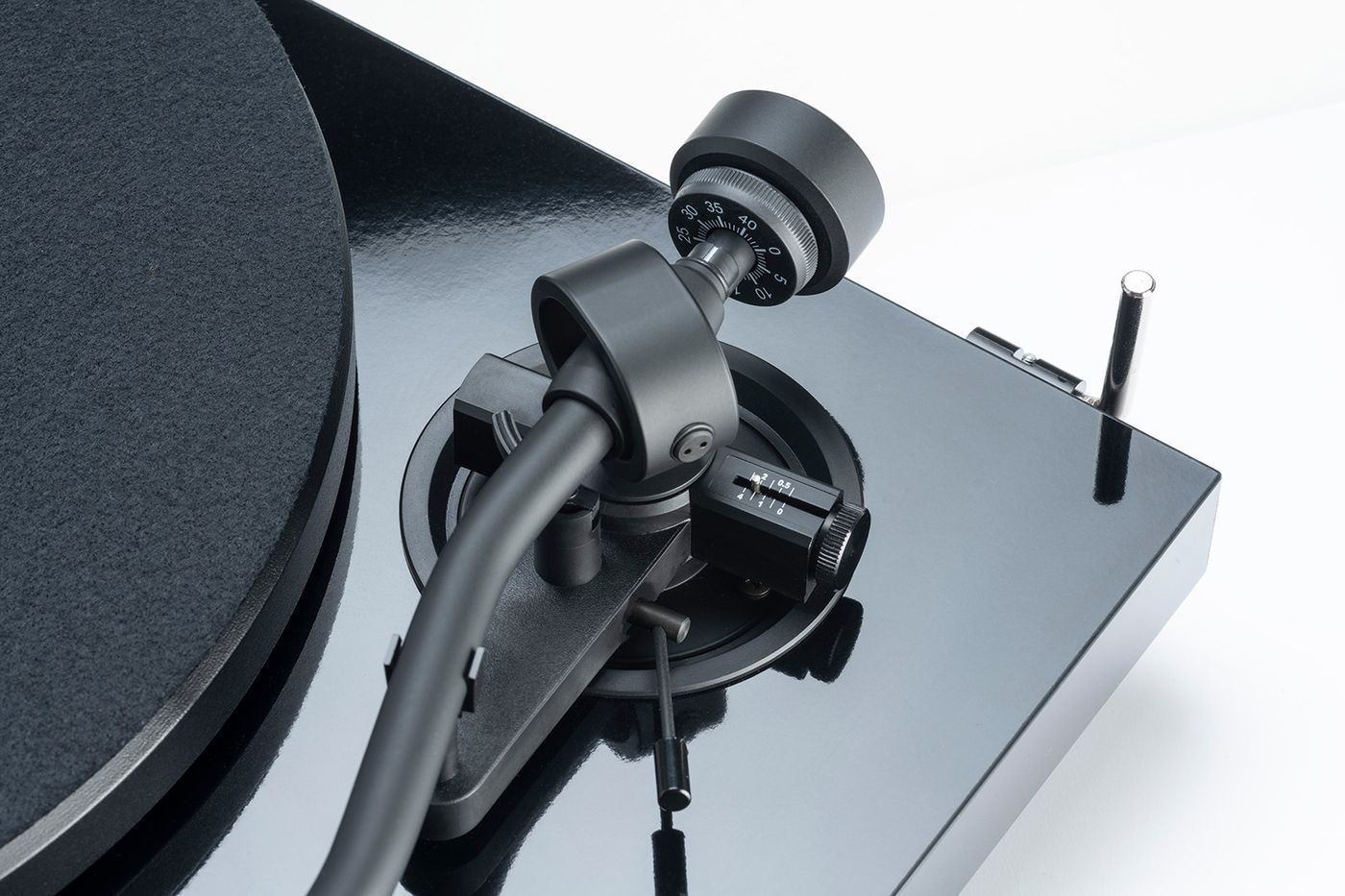 Проигрыватель винила Pro-Ject Debut S Rainier HG Black
